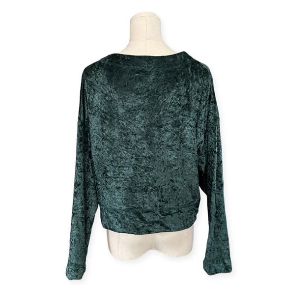 GUYS WHO WEAR SUITS MAKE ME NERVOUS Velvet Top Women L Green Cropped Long Sleeve - Picture 2 of 8